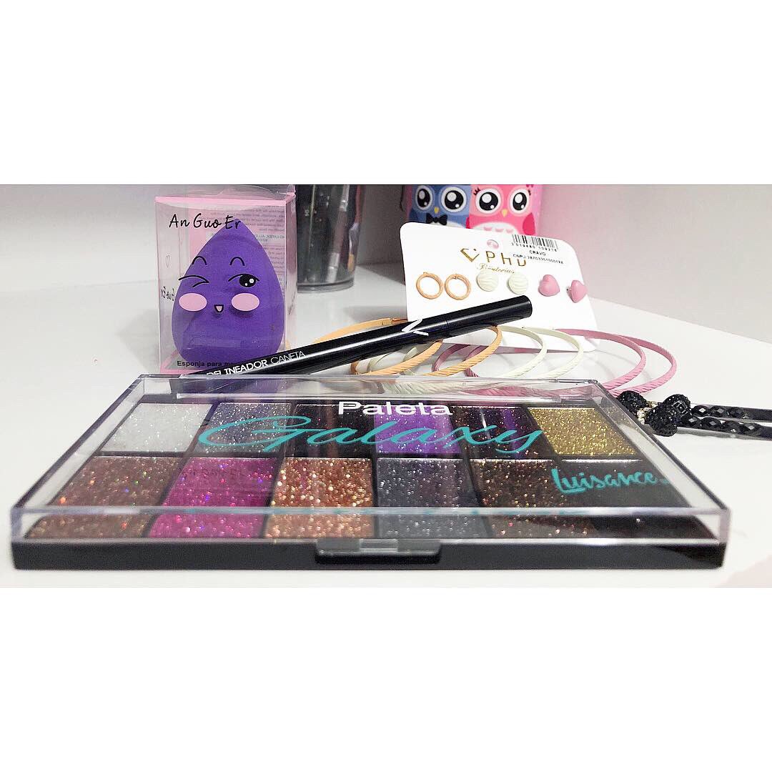 TaissaMoraes3's tweet photo. Pq essas coisas viciam!? 😂
Aquisições de hoje 😍😍
.
.
.
#paleta #esponja #deliniador #canetadelineadora #brincos #bijoux #bijuterias #presilhas #luisance #makeuptutorial #makeup #make #maquiagem #maquiagembrasil #instagirls #glitter #glittermakeup #instablog #nacional #details https://t.co/sJc2TDoCrR
