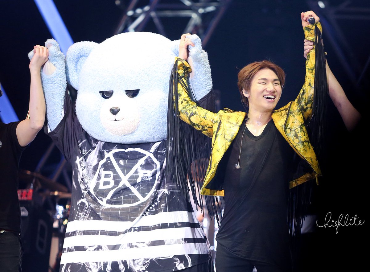 DaesungUpdate's tweet photo. With YG's mascot, Krunk! 🐻

😇 249 more days Waiting for Daesung 

#빅뱅 #대성 #강대성 #BIGBANG #DLITE #D249  #WaitingForDaesung https://t.co/zGXcnyQ9OI