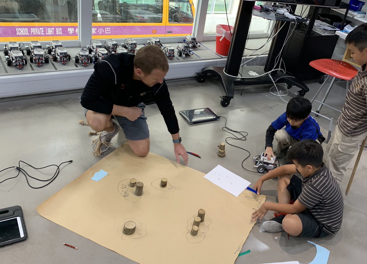 aniazielinska's tweet photo. Old tech and new tech mixes really when @MrPithersClass sets new frontier missions for their #ev3 robots #RCHKpyp https://t.co/YCLmUamdYF