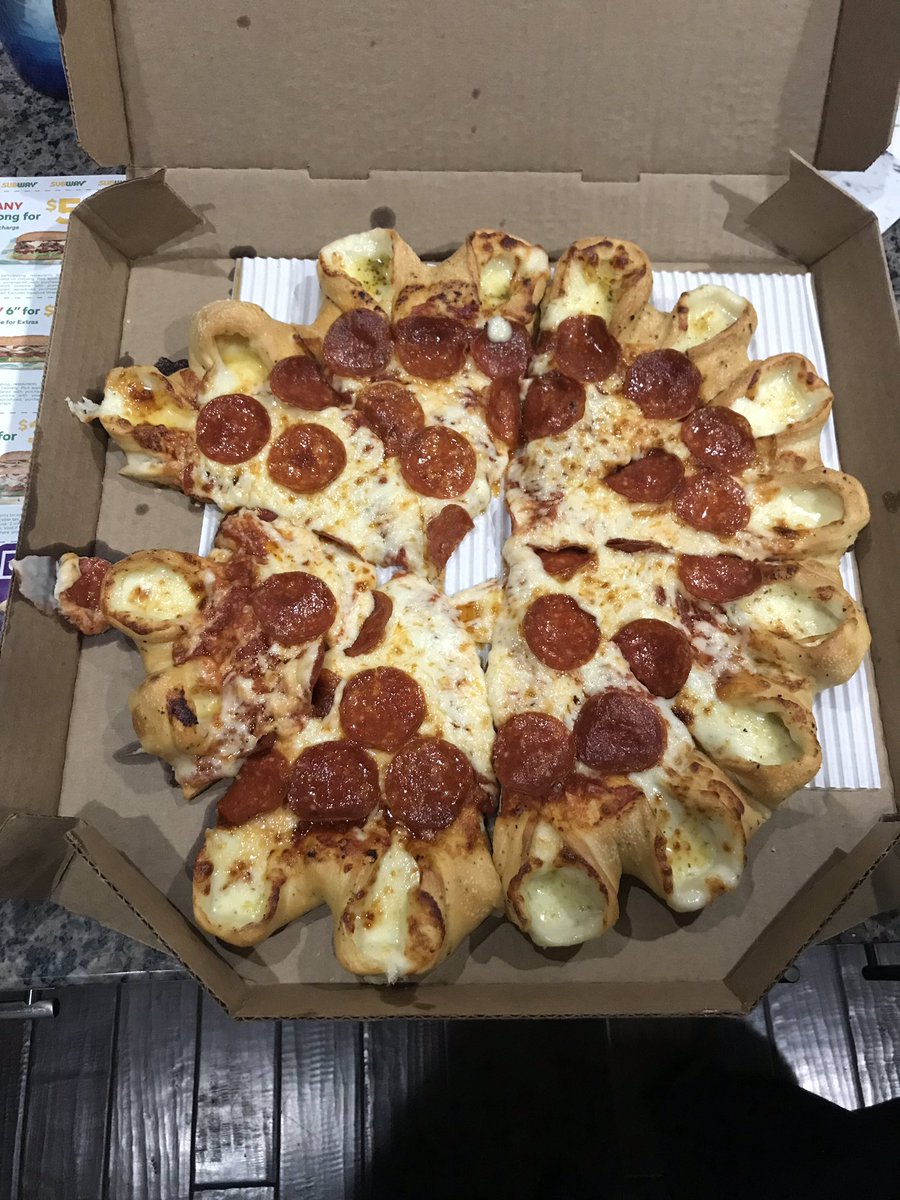 Ryan_Altendorf's tweet photo. @pizzahut what is this?? https://t.co/NKloQerP08