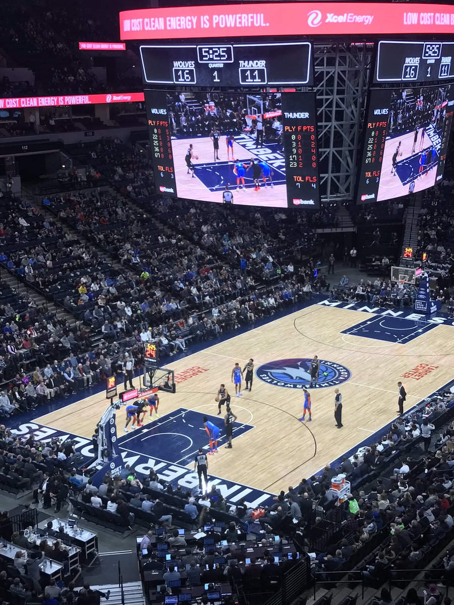 JosiahKennealy's tweet photo. Love watching Wolves π! The Jerseyβs are exactly like they were when I was a kid! (Throwback nite)
#usbankcollegenight https://t.co/773dTpIzo6