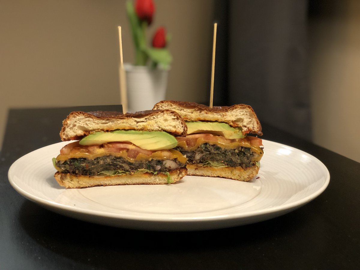 cookwithanadi's tweet image. Enjoy these healthy vegetarian two-bean burgers! Made with spinach, mushrooms, onions, garlic, black and red kidney beans, these burgers are so tender and full of amazing flavours! Beginner-friendly too!

RECIPE &amp;gt;&amp;gt; youtube.com/watch?v=Qq32CK

#recipeblog #homecooking #burger #foodie