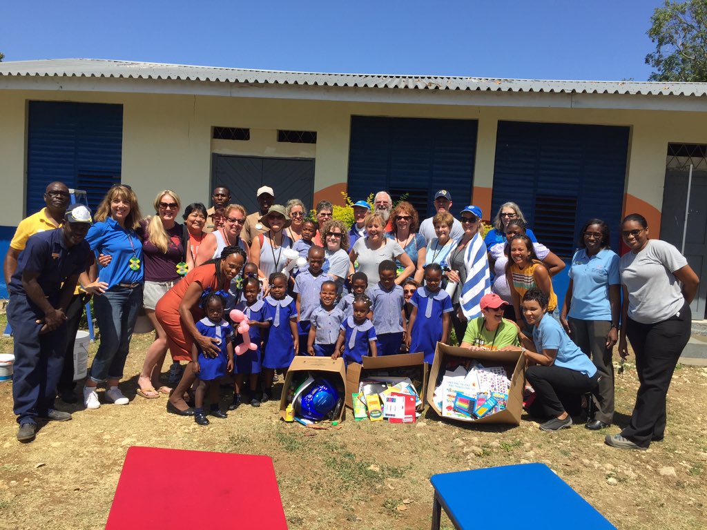 JuliaOr9's tweet photo. Una de las razones del por qué amo mi trabajo, es la oportunidad que me dá de viajar creando experiencias vacacionales o de negocio, la recompensa más grande es el dejar huella en las comunidades.   En apoyo a Jamaica 🇯🇲#trabajoenequipo #caritasfelices #unagotitadeagua https://t.co/wC7rkXvdVF