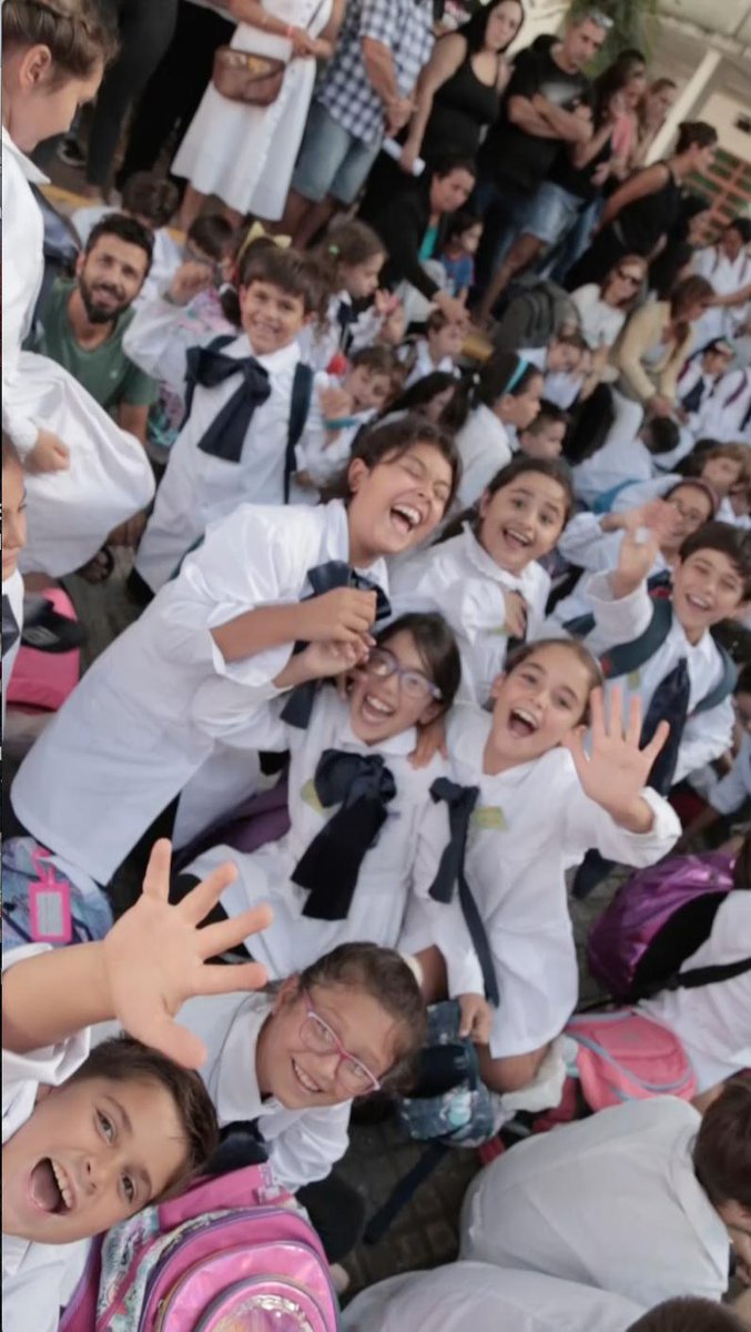 TVCIUDADuy's tweet photo. Comenzaron las clases!!!
Túnica blanca, moña azul y ... ¿preparados para el Carnaval? 😛
#Momovilero @SebaFon3 y #MurgaLaMartingala presentes en la Escuela N°11 del barrio Jacinto Vera @anep_uruguay #QueVuelveParaVos 

Dale play ▶️ https://t.co/TuTNSrHbMz https://t.co/CEISGvBCjG
