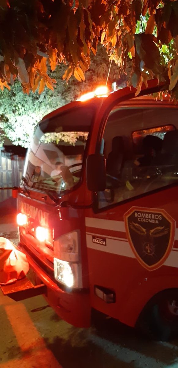 Adojeda35's tweet photo. 🚨🚨Atendimos incendio estructural presentado al interior de una vivienda ubicada en el barrio Potosí, en el evento solo se presentaron daños materiales. El evento fue atendido por 4 unidades y 1 máquina extintora. 🚒@DNBomberosCol https://t.co/pJI6XljZqJ