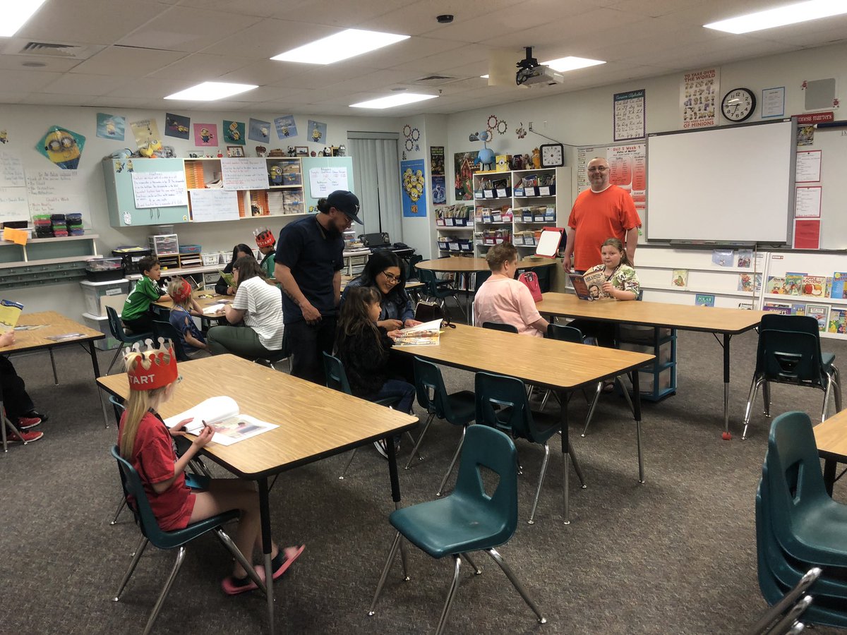 daldixon9's tweet photo. Great time @Redmtelementary literacy night! @washk12 #freecorndogs https://t.co/9RzZDX4U5j