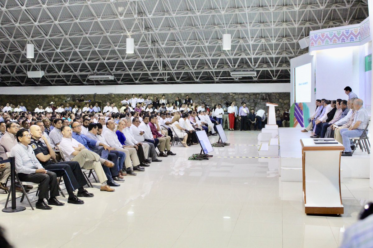 AlanRamGro's tweet photo. Acompañé en #Chilapancingo al Gobernador @HectorAstudillo a la presentación del Programa de Gobierno Municipal 2018-2021 y Firma de Convenios de Colaboración Institucional https://t.co/vQDqH8Pnhq