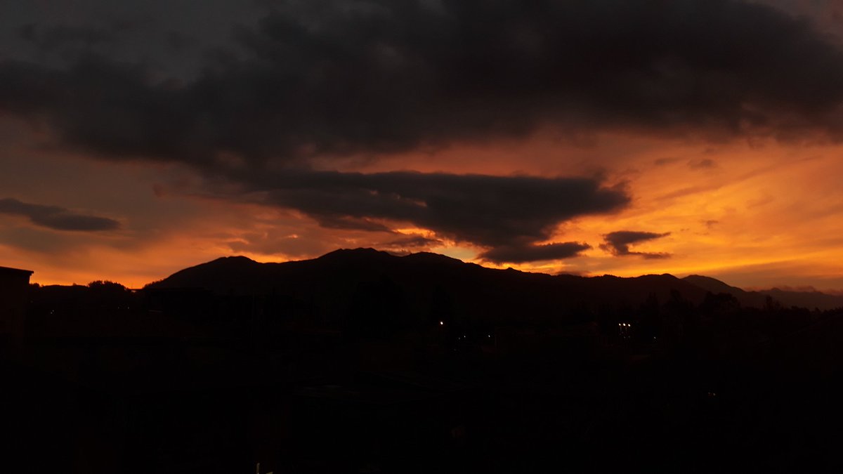 dannye_vm's tweet photo. Las fotos que más me agradan tomar y postear.  
#atardecer en #Cuenca 05-03-2019 😍 https://t.co/URhuq6XFju