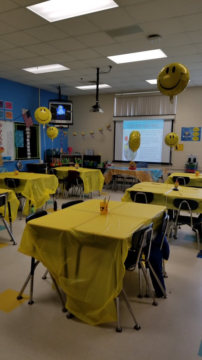 yc_martinez's tweet photo. Room transformations for Read Across America week! Day 1-Escape from Planet Emoji https://t.co/2EF5OCuM50