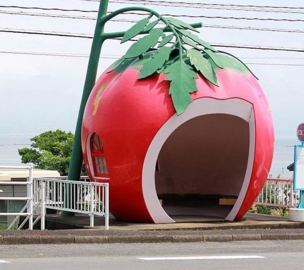 ybsmee's tweet photo. Cakep ya perhentian bus di Jepang. Kalau di sini udah jadi paguyuban ojol, lengkap dengan spanduk "Salam Satu Aspal - Wifi Available" https://t.co/pWunPaXDov