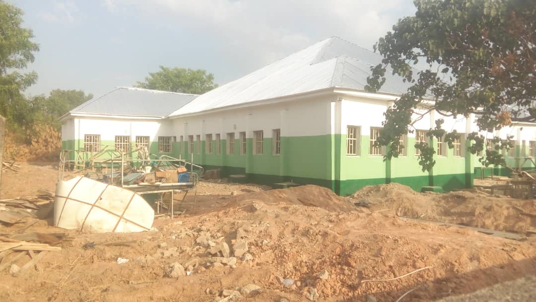 Plateausdgs's tweet photo. Mega Healthcare facility at Kalong in Shendam LGA restored by Governor Lalong through the SDGs. Hon. Damla (SDGs Coordinator) requested contractor to finish work so the community can enjoy more dividend of democracy.Facility to be equipped/furnished by the SDGs office. https://t.co/95WvBfZNCe