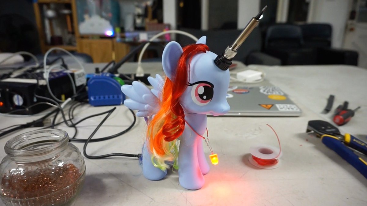 BarbMakesThings's tweet photo. This week on Barb Makes Things, how I turned Rainbow Dash into Rainbow Flux, a functional soldering unicorn https://t.co/6yiu5DvUf4 #soldercorn #MLP https://t.co/gDvGPb3nV7