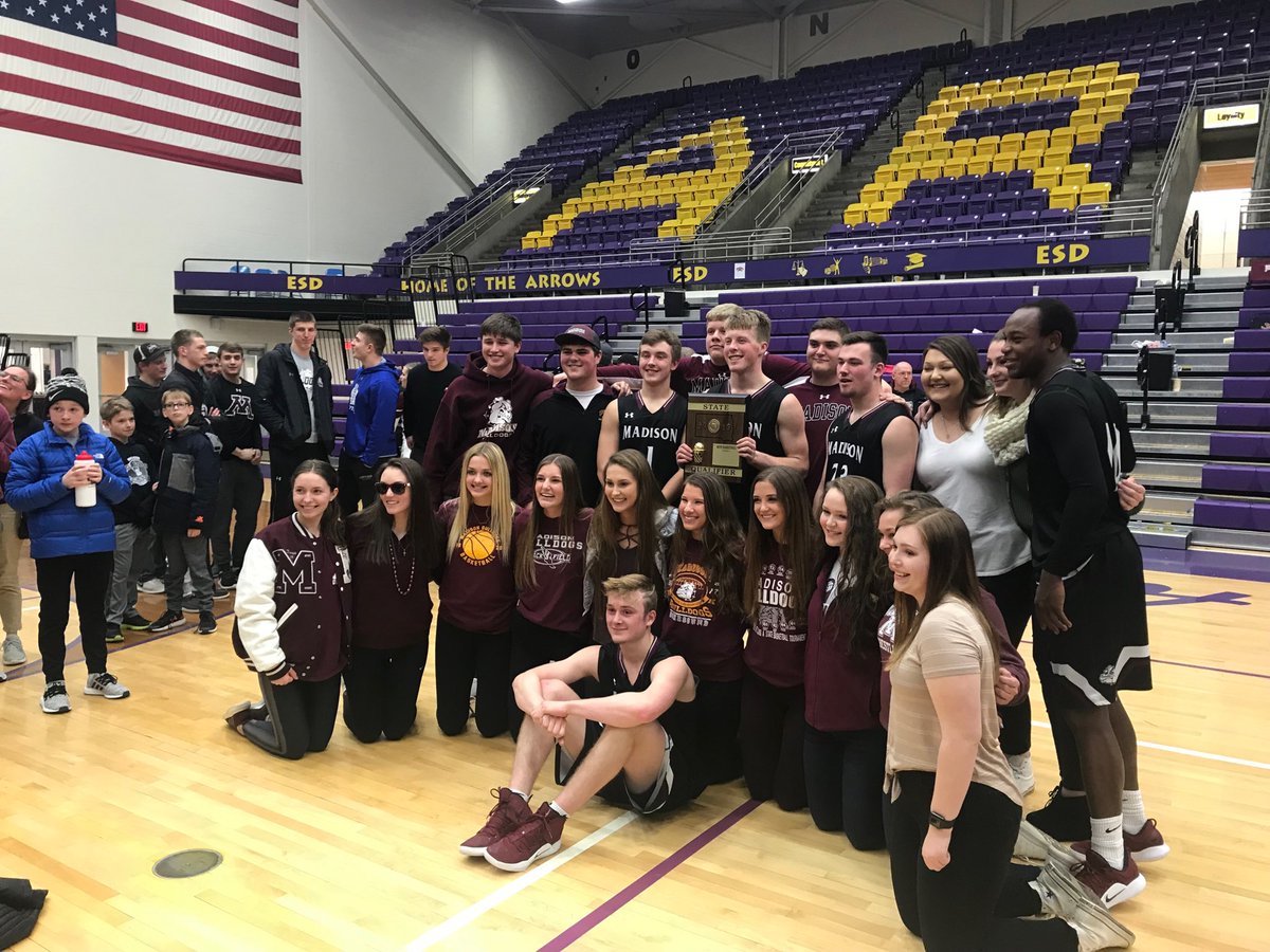 The class of 2019 with the State Qualifying plaque. #BulldogNation 🐾🏆
