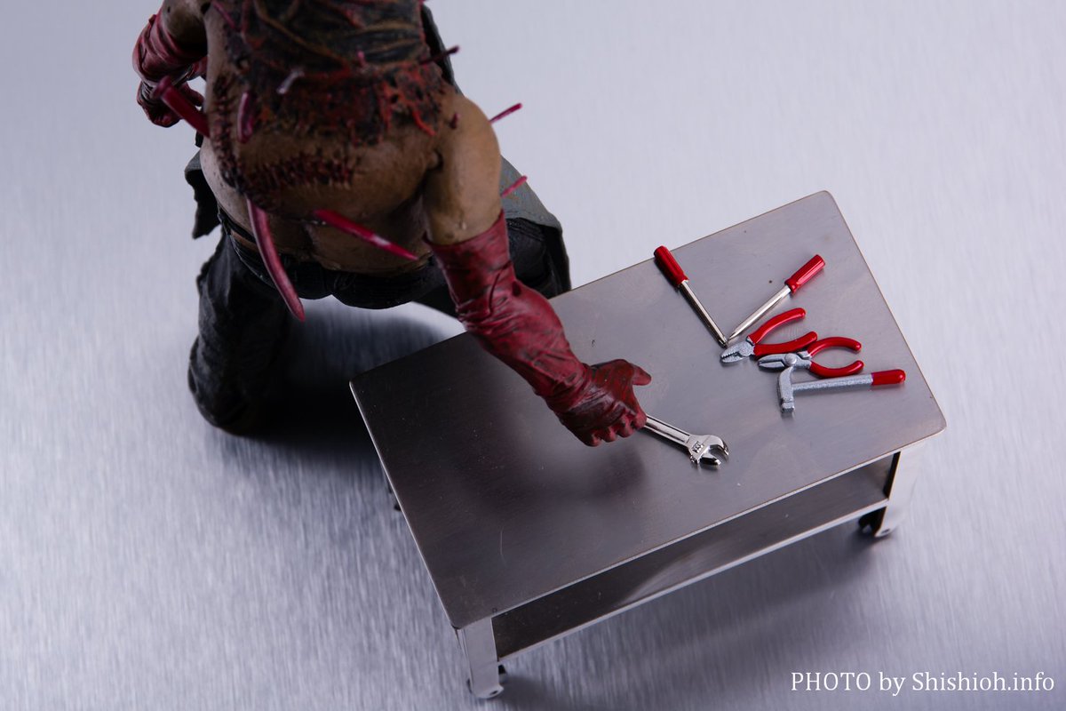 NOVA_Darkside's tweet photo. Check out  獅子王@shishiohinfo full review for NOVA METAL Series UBM-01 Stainless Steel Desk😊! https://t.co/ZeAjs6wjJe (Figures pictured for scale reference. Any character represented their property of respective licensees) https://t.co/tPRvOfMXNC