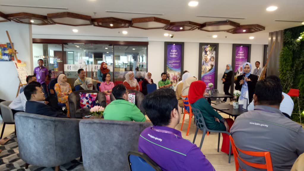 KPWKM's tweet photo. Sesi chitchat@KopieSatu Bersama AADK bersempena Bulan Anti Dadah Kebangsaan 2019
Tajuk : 🎗 Tempat Kerja Bebas Dadah🎗
Tarikh : 6 Mac 2019 (Rabu)
Masa : 9.30 - 11.30 pagi
Tempat : Speech Corner Lobi LPPKN #kitakankeluarga #seimbanguntuksejahtera #better4balance https://t.co/n6eGgTBH3G
