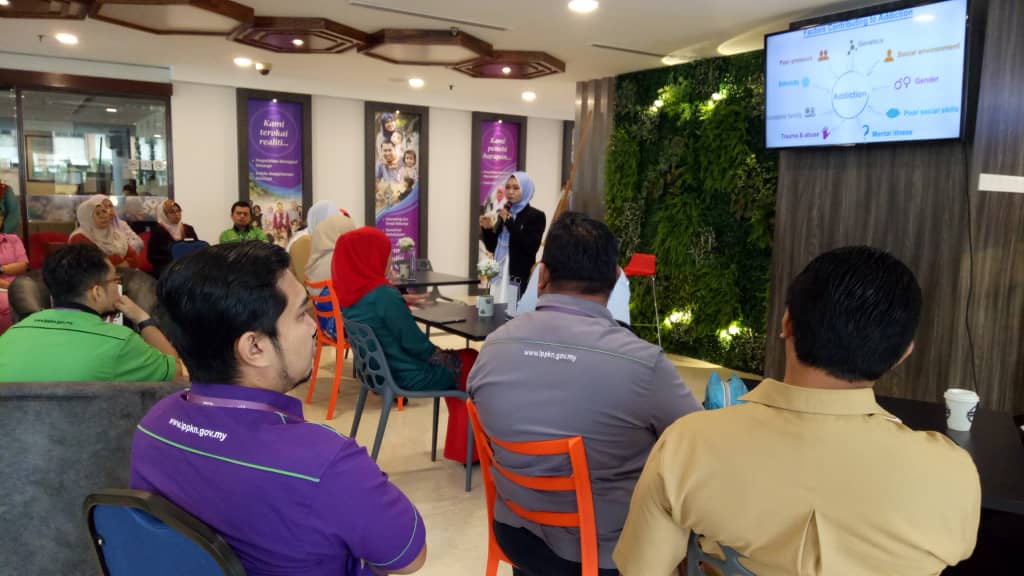 KPWKM's tweet photo. Sesi chitchat@KopieSatu Bersama AADK bersempena Bulan Anti Dadah Kebangsaan 2019
Tajuk : 🎗 Tempat Kerja Bebas Dadah🎗
Tarikh : 6 Mac 2019 (Rabu)
Masa : 9.30 - 11.30 pagi
Tempat : Speech Corner Lobi LPPKN #kitakankeluarga #seimbanguntuksejahtera #better4balance https://t.co/n6eGgTBH3G