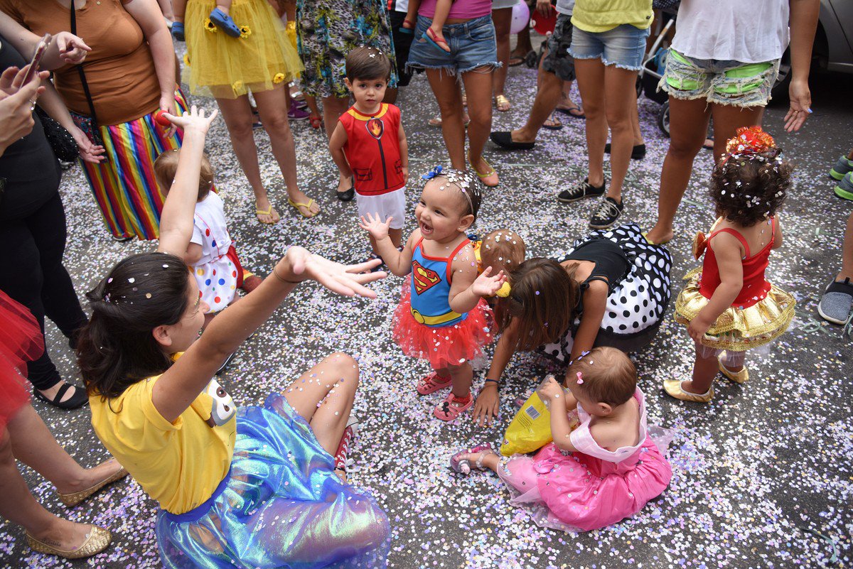 vianedf's tweet photo. Não me sinto confortável em mostrar, mas temos que expor a verdade para a população ter conhecimento e sempre tomar suas prioridades. É isto que tem virado muitos blocos de rua no carnaval brasileiro. Comentem e tirem suas conslusões:
#ImpeachmentBolsonaro https://t.co/kzWUlTQerH