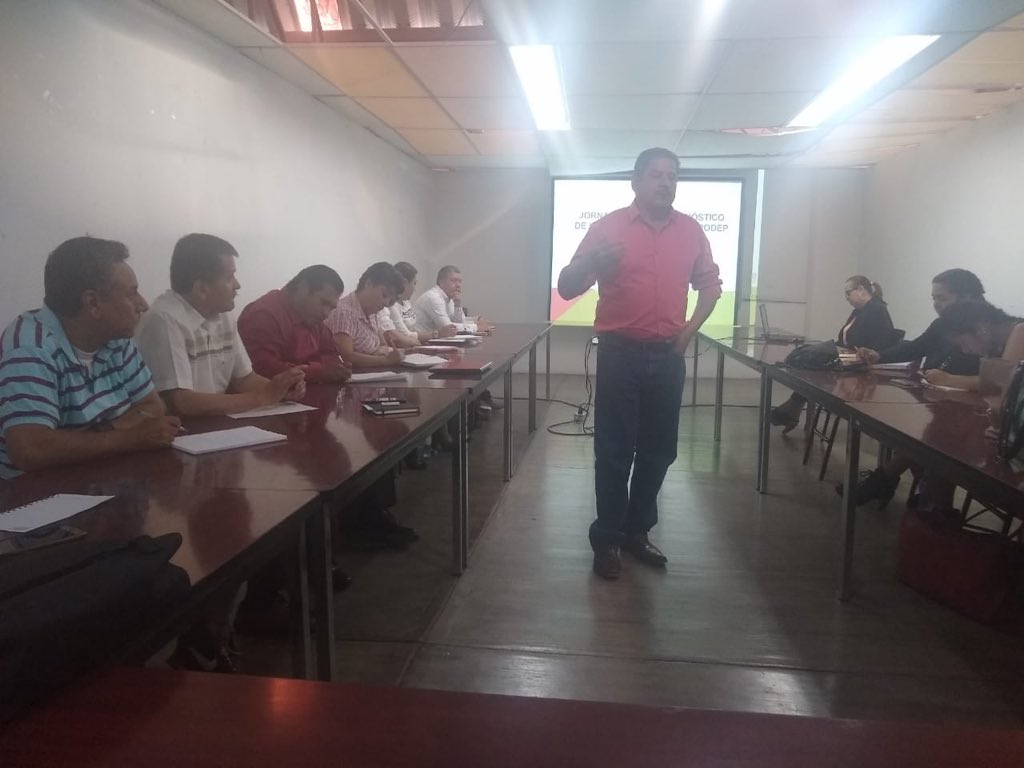 Personal académico de Centros de Maestros Francisco I. Madero, Actopan y Tula recibiendo información sobre la Jornada para el diagnóstico de la oferta formativa del PRODEP 2019 a cargo del Maestro Faustino Sagahon.