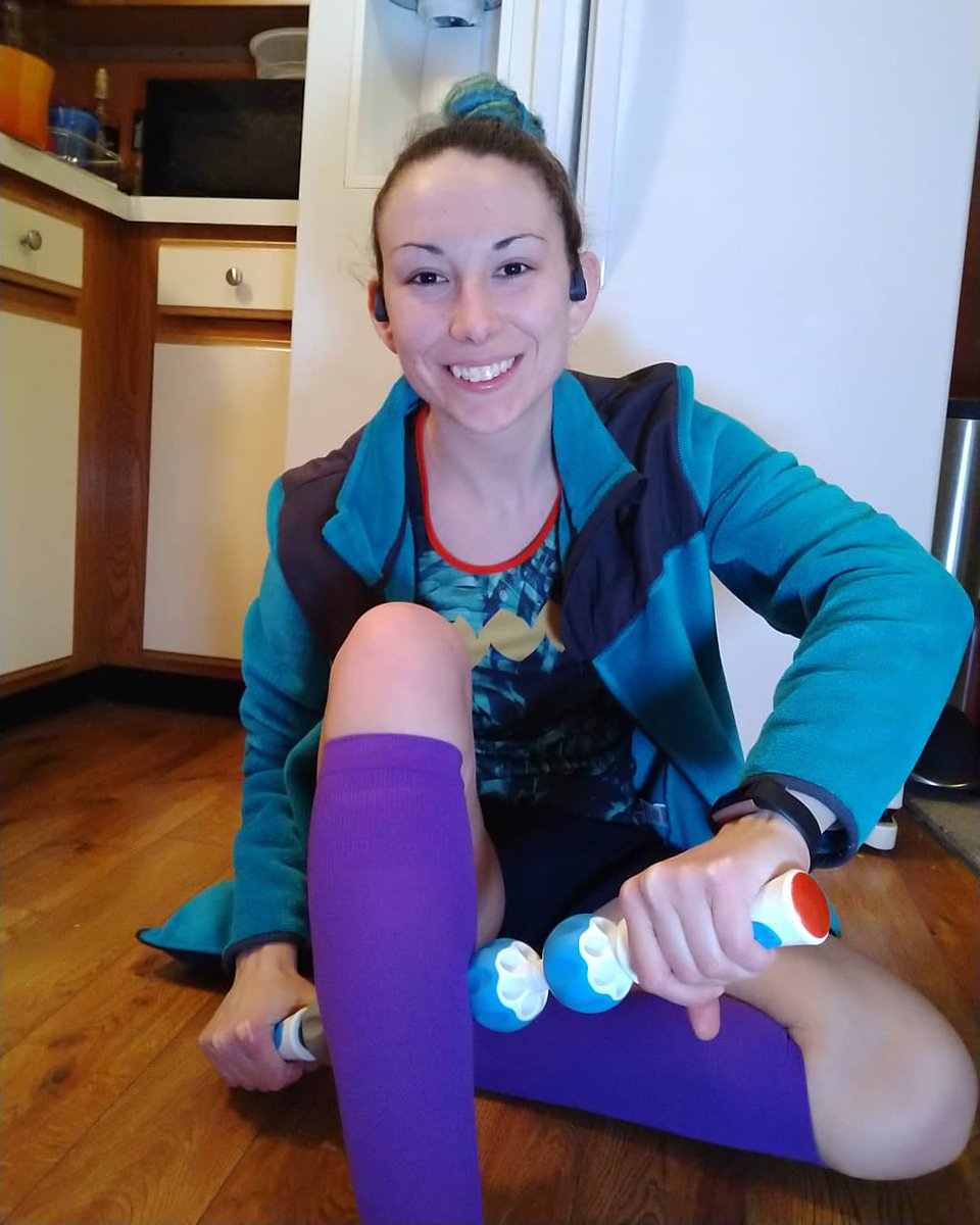 runnerantics's tweet photo. 6 miles on the treadmill and then even more rolling 🌀 I was stupidly tired all day today so I was too excited when my mom asked me to go to the gym with her ❤️ I definitely needed a running bud 👯
#addadayBR #bibchat #ShokzSquad #runner #bibravepro https://t.co/02mQ972kVc