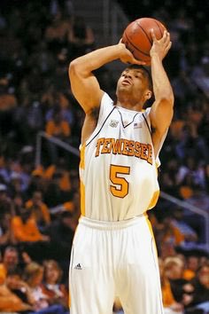 CodyFleming25's tweet photo. If you wanna wear #5 at UT you gotta be a legend 💯 @admiralelite15  @clofton606 https://t.co/6OS1NebL5F