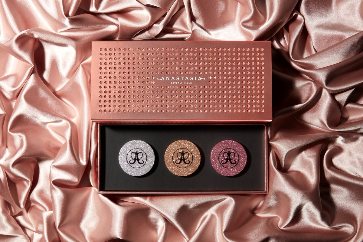 ABHcosmetics's tweet photo. Ready to glow 🌟

#ABHLooseHighlighter #ABHGlow
https://t.co/edLFcKU62J https://t.co/G1Ym99LPov