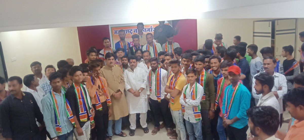 raju_umbarkar's tweet photo. काल मतदारसंघातील शिवसेनेच्या असंख्य कार्यकर्त्यांनी मान. राजसाहेब ठाकरे यांच्या नेतृत्वाचा स्विकार करत महाराष्ट्र नवनिर्माण सेनेत जाहीर पक्ष प्रवेश केला. नवनिर्माणाच्या या लढयात सहभागी झालेल्या माझ्या सर्व नवीन सहकाऱ्यांचे मनापासून स्वागत..
@RajThackeray @SandeepDadarMNS https://t.co/hhNTvD0gNo