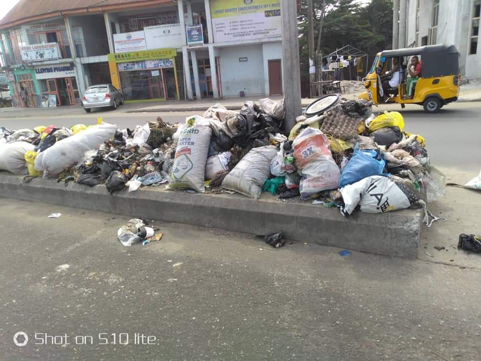 HWokocha's tweet image. This is what WIKE have Turned Our Garden City To 👇👇.. The fact that port harcourt is the 2nd dirtiest city in the world, after aba...
#WikeMustGo #operationKickWikeOut #ANewHopeForRivers   #PrayForAbonnema
#SaveRiversState 

Tueeeh... @DeeOneAyekooto @Laurestar @iameneji @