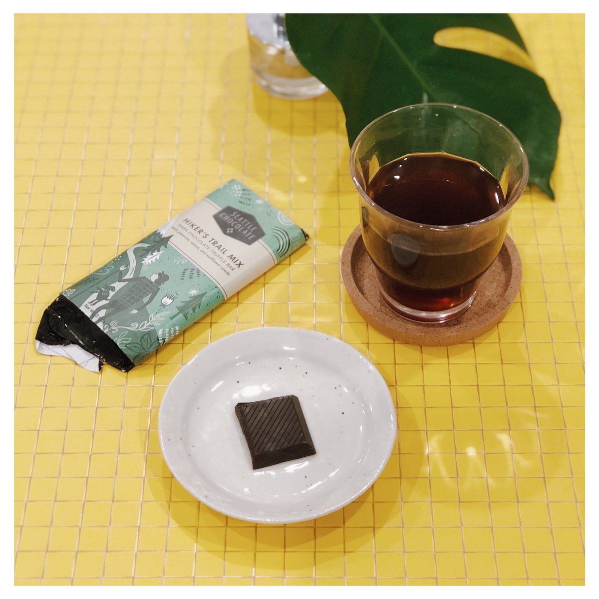 hommania's tweet photo. 原稿と確定申告の狭間で。
美味なるコーヒーを丁寧に淹れて、アメリカで買った #シアトルチョコレート をひと欠片。
毎年この時期はひきこもりに拍車がかかります。せめて美味なるものでココロを落ち着かせて。
#seattlechocolate #deskwork #coffee #allpressespressojapan #確定申告 https://t.co/x8yvx6eZCb