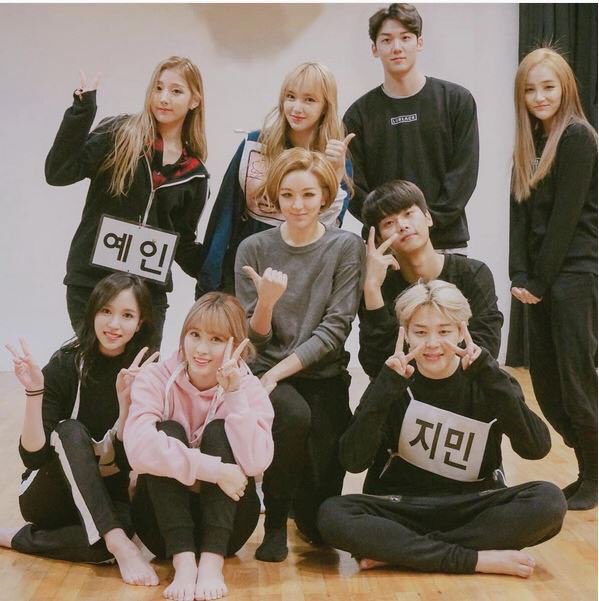MitliebeJ's tweet photo. 2016SBSをまだ引きずる😚💜
1回気になると色々調べちゃうんよね💦
うん、twiceとの距離感良いよっ🐥👀
みんなヌナかな?可愛がられるやろうなぁ…。
本番の時も、遅れてた誰かの前に出てあげて、見せてあげてたよね?😍
優しい男やー🐥……モテたらあかんよー´д` ;
#jimin #ジミン #SBS2016
@BTS_twt https://t.co/PwBUVXXs95