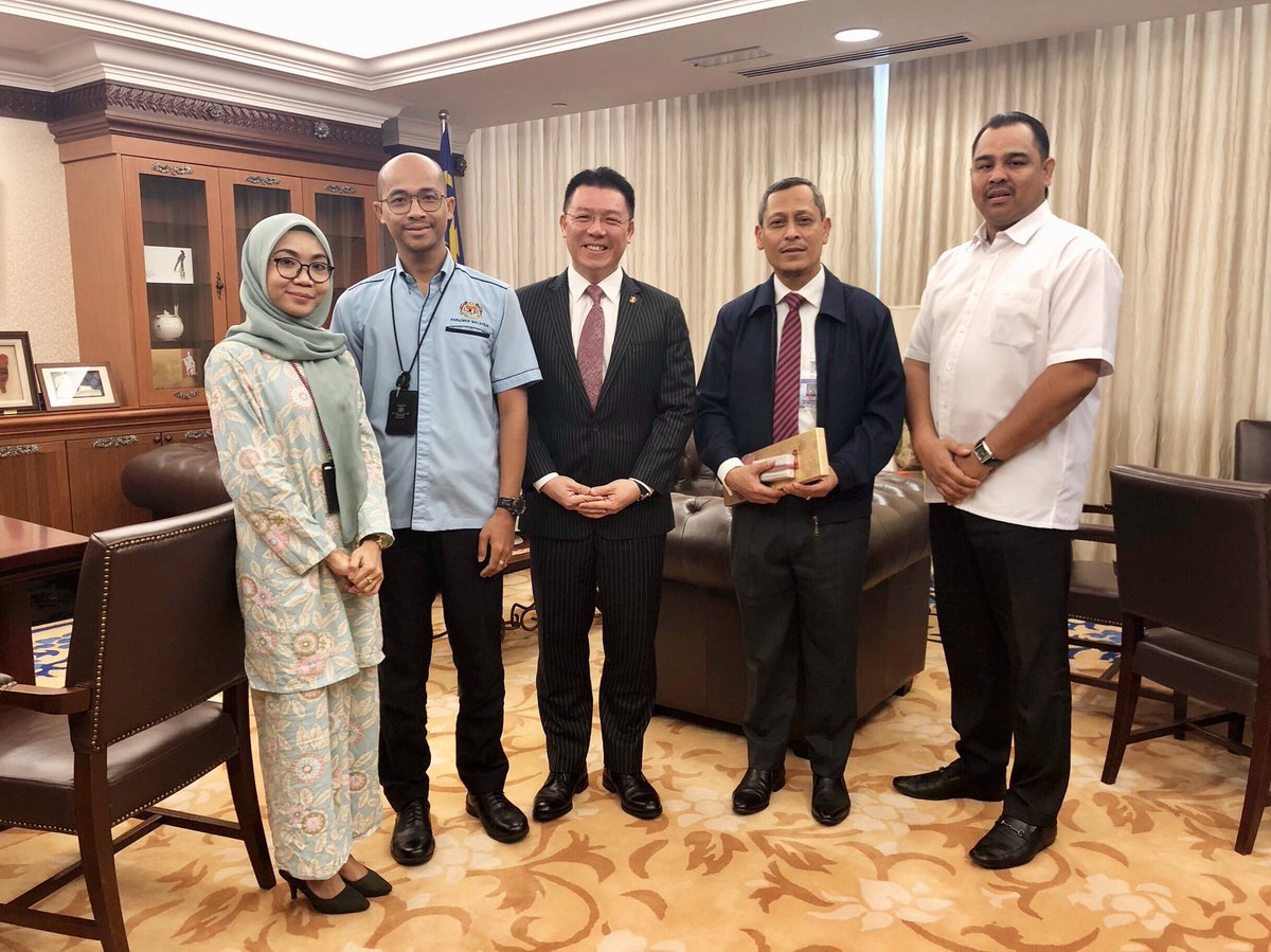 NgaKorMing's tweet photo. Menerima kunjungan hormat Ketua Pentadbir Parlimen yang baru, Dato Kamis bin Semin ke pejabat TYPDR pagi ini. Kami sedia memberi khidmat terbaik kepada institusi Parlimen supaya mengangkat martabat serta darjat Parlimen sebagai institusi tersohor. @MYParlimen  @bernamadotcom https://t.co/q0r9KGo59b