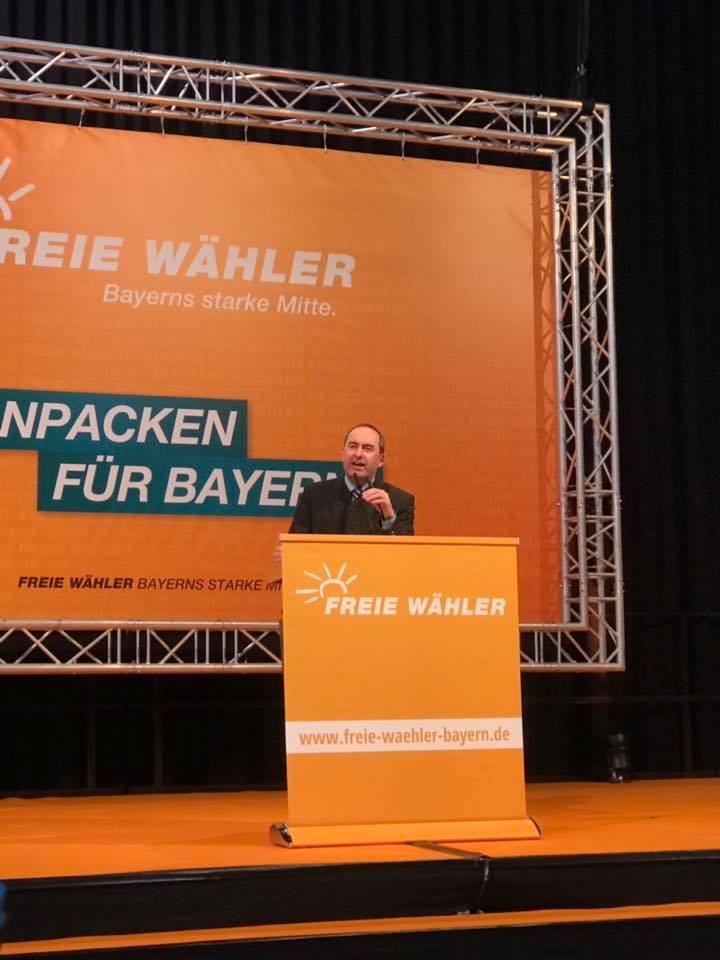 fw_bayern's tweet photo. "Wer am Wochenende um die Welt fliegt, der soll nicht am Montag heimkommen, um den Leuten das Auto zu verbieten!“ @HubertAiwanger, Freie Wähler Bundesvorsitzender, mit Seitenhieb auf die @Gruene_Bayern #PAM19FW #PAM #FW #Aschermittwoch #AnpackenfürBayern ☀✈🚗 https://t.co/Zj8uWyO5pR