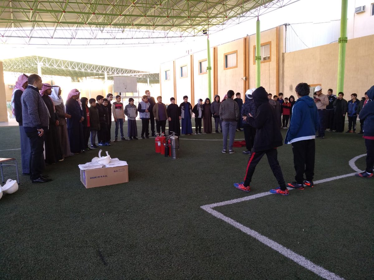 stusalheen's tweet photo. ضمن فعاليات اليوم العالمي للدفاع المدني تم تنفيذ برنامج التصرف الصحيح أثناء الحريق من قبل الشركة السعودية للكهرباء ممثلة بقسم الاطفاء https://t.co/ehXDKkKzNR