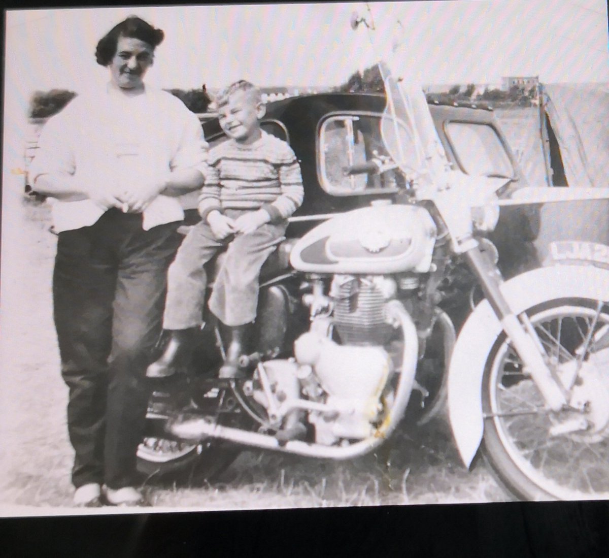 saunterl's tweet photo. Has anybody got a clue what bike this is please? #classicbike #classicbritishbikes @ClassicBikesUK @cbs_uk https://t.co/YHBJoCZ68B