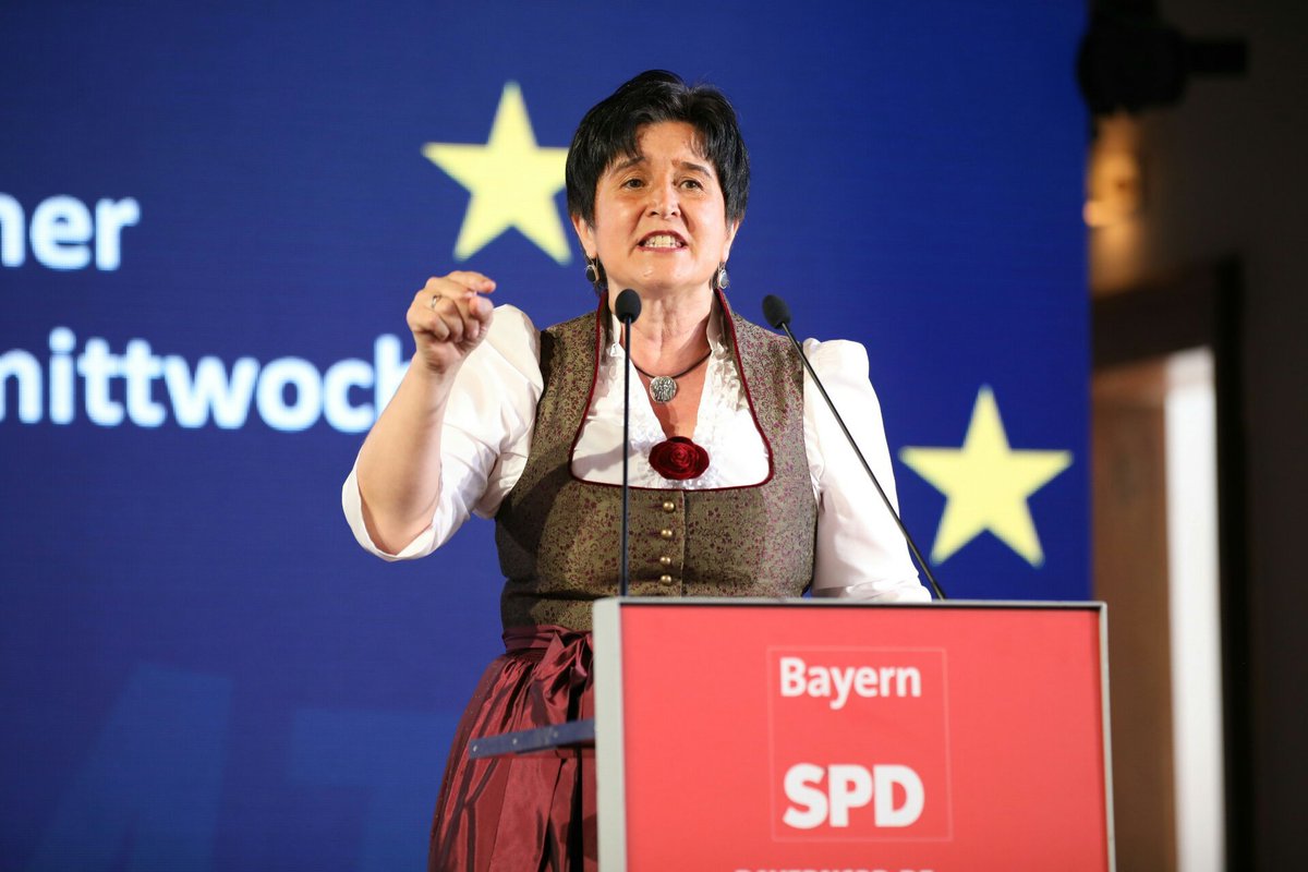 BayernSPD's tweet photo. .@MariaNoichl greift @ManfredWeber scharf an: Der Herr Weber ist ein Schlappschwanz, der es nicht schafft Orbáns Partei aus der EVP auszuschließen. Europa ist ihm anscheinend nicht wichtig genug, dass er seinen Stall ausmistet. #europaistdieantwort #pam19 https://t.co/ER5Guc0VT4