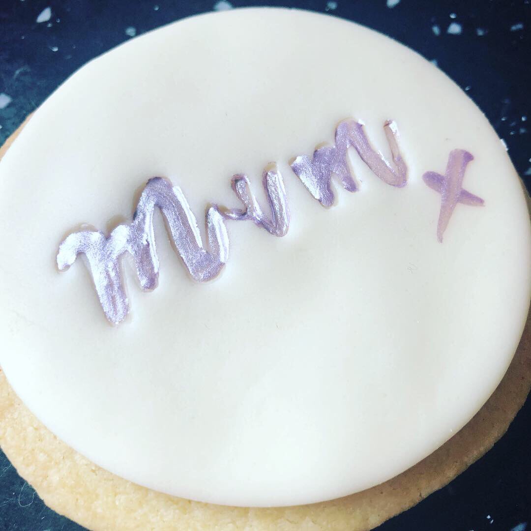 SugarandSliceC1's tweet photo. Buttery, crumbly, shortbread biscuits covered in real Belgium chocolate fondant and personalised with any wording you chose!
These make great wedding and birthday favours! 💕#cookies #shortbread #personalised #handmade #mothersdaycookies #favours #weddingfavourideas #mothersday https://t.co/WEN4K8wCT6