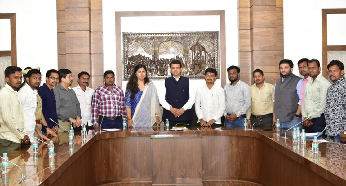 dhananjay_munde's tweet photo. संगणक परीचालकांचे मानधन एका निश्चित तारखेला मिळणार, मानधनाचा चेक वेळेत दिला नाही तर शासनाच्या विशेष निधीतून तरतूद करणार... एक वर्षापूर्वी दिलेली अशी अनेक आश्वासनं हवेत विरली आहेत. आजही संगणक परीचालकांच्या मानधनाची बोंबाबोंब आहे. @CMOMaharashtra साहेब, क्या हुआ तेरा वादा? https://t.co/CkWrghhAWk