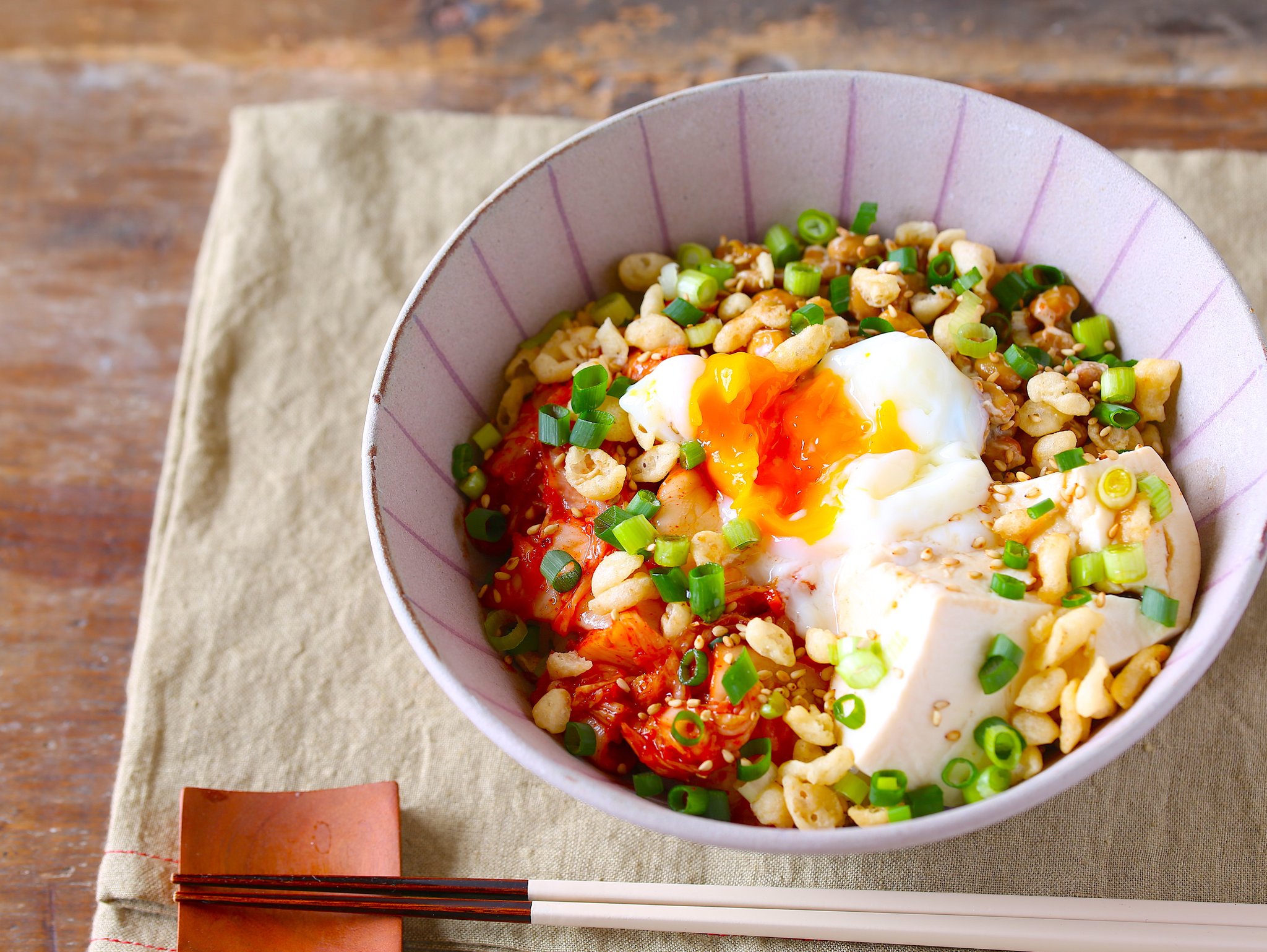 河瀬璃菜 りな助 もう本当に今日は何もしたくないって時によく作るずぼら丼 ご飯の上に納豆 キムチ 水切りした豆腐 天かす 温泉卵をのせたら めんつゆ回しかけて 青ネギとゴマをパラパラ 美味い 火を使わない Amp 材料全部コンビニで買えるのも