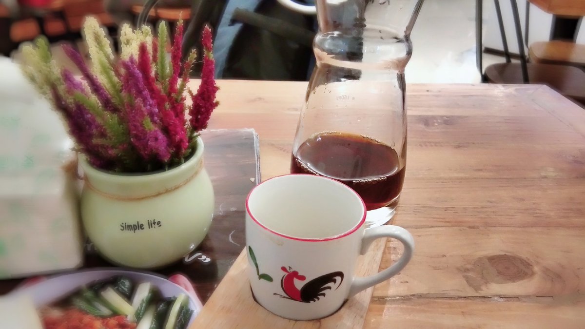 txoxrxa's tweet image. Saya tidak butuh kopi..

Yang saya butuhkan adalah inspirasi.

#coffee ☕
#TemanSebangku