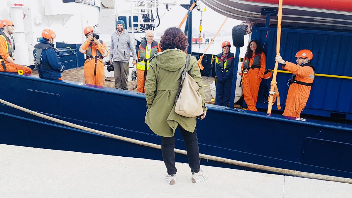 berivan_aymaz's tweet photo. Yes! Bürokratischen Hürden zum Trotz legt die #AlanKurdi endlich am Hafen von #PalmaDeMallorca an und ich darf die internationale Crew der @seaeyeorg & @proemaid nach ihrem über 20-tägigen Einsatz in der libyschen #SARZone endlich begrüßen. #Seenotrettung #SeaRescuelsNotACrime https://t.co/9QrRluhEgK