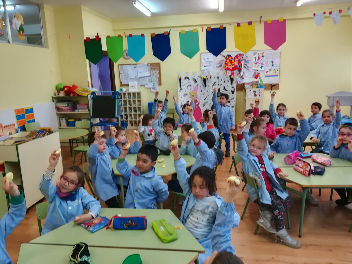 ceiplosdoce's tweet photo. Nos encanta la fruta,hoy toca manzana.@educacyl @educaciongob @jcyl @mapagob #estrategiadelafruta #fruta #recreos #saludables #vidasana #sellosaludable https://t.co/yzFQ5tkHsL