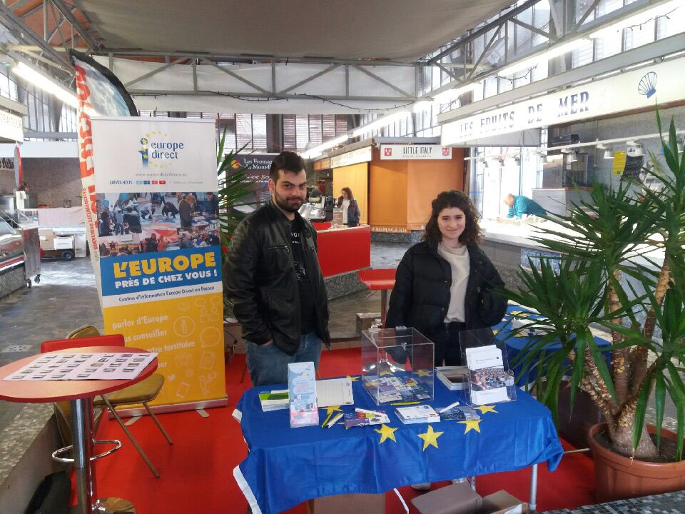 EuropeToulouse's tweet photo. L’#EuroMobil vous attend au #marché de #Luchon @HauteGaronne. L’équipe #EuropeDirect vous accueille jusqu’à 12h30 pour vous informer et échanger sur l’#UE !#UEenRegion #ElectionsUE19 #CetteFoisJeVote https://t.co/nTZJgogxjh