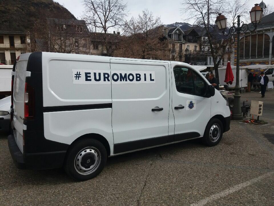 EuropeToulouse's tweet photo. L’#EuroMobil vous attend au #marché de #Luchon @HauteGaronne. L’équipe #EuropeDirect vous accueille jusqu’à 12h30 pour vous informer et échanger sur l’#UE !#UEenRegion #ElectionsUE19 #CetteFoisJeVote https://t.co/nTZJgogxjh