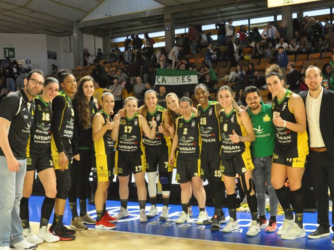 MariaRoga88's tweet photo. Hace unos días viví una de las experiencias más bonitas que te puede dar este deporte , y además el poder compartirlo con tu hermana @SilvyRG13 es algo que no se puede explicar , ¡Qué más puedo pedir!
#CopaReinaLigaDIA #YyaVan2 #QueSeanMuchasMas 💚🏆💛 @CBALQAZERES https://t.co/rPW1nUwes4