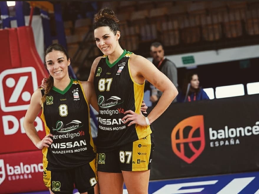 MariaRoga88's tweet photo. Hace unos días viví una de las experiencias más bonitas que te puede dar este deporte , y además el poder compartirlo con tu hermana @SilvyRG13 es algo que no se puede explicar , ¡Qué más puedo pedir!
#CopaReinaLigaDIA #YyaVan2 #QueSeanMuchasMas 💚🏆💛 @CBALQAZERES https://t.co/rPW1nUwes4