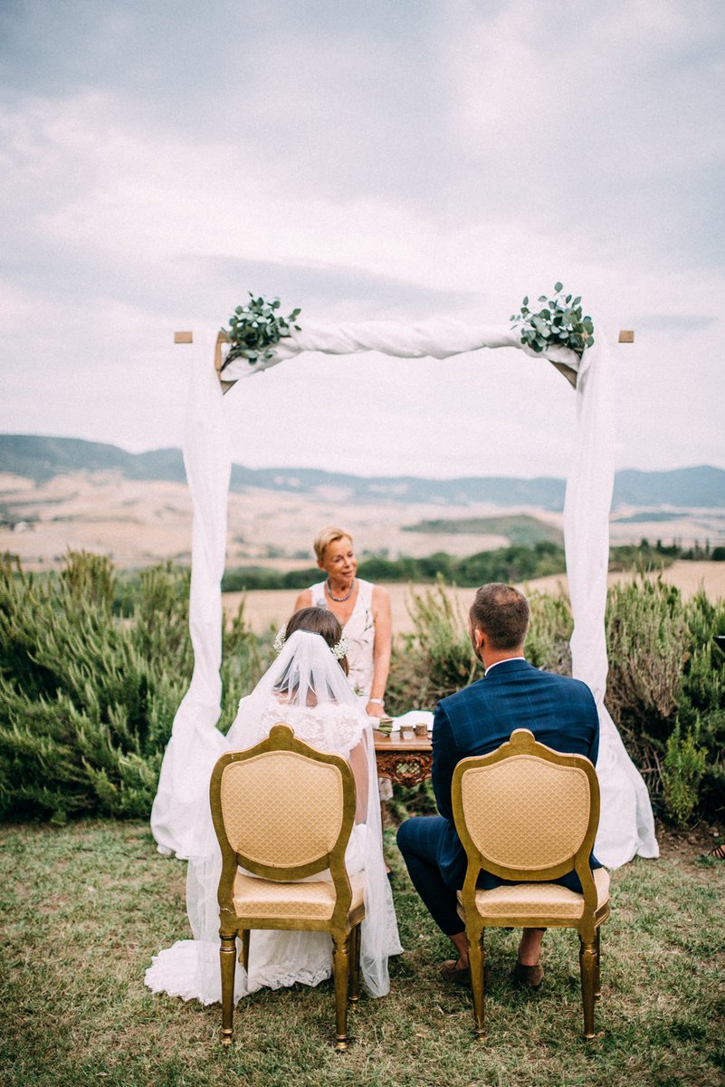 conamorewedding's tweet photo. Lovely symbolic ceremony with a breathtaking view over the Tuscan landscape 👰🤵 Could it be more romantic to get married in such a special place? 💕 
A symbolic wedding could be personalized to your expectations and dreams. 
https://t.co/i158oLIVV0 #weddingintuscany #tuscany https://t.co/ufUJOh1Psr