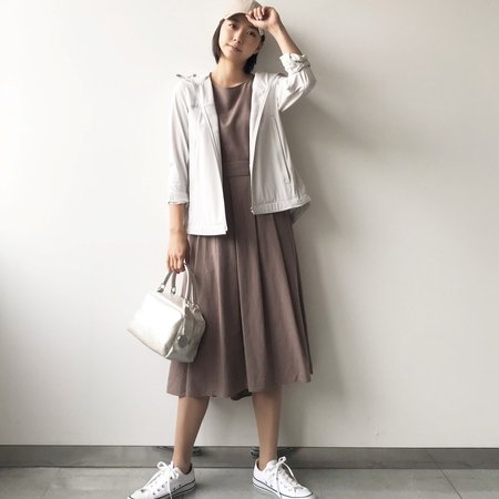 Plst プラステ リネン混素材のミモレ丈ワンピースで アスレジャースタイルを 裾にボリュームを持たせたデザインだから スニーカーやキャップを合わせても女性らしさをキープ ブラウン ベージュのグラデーションで 涼しげな春スタイルに T