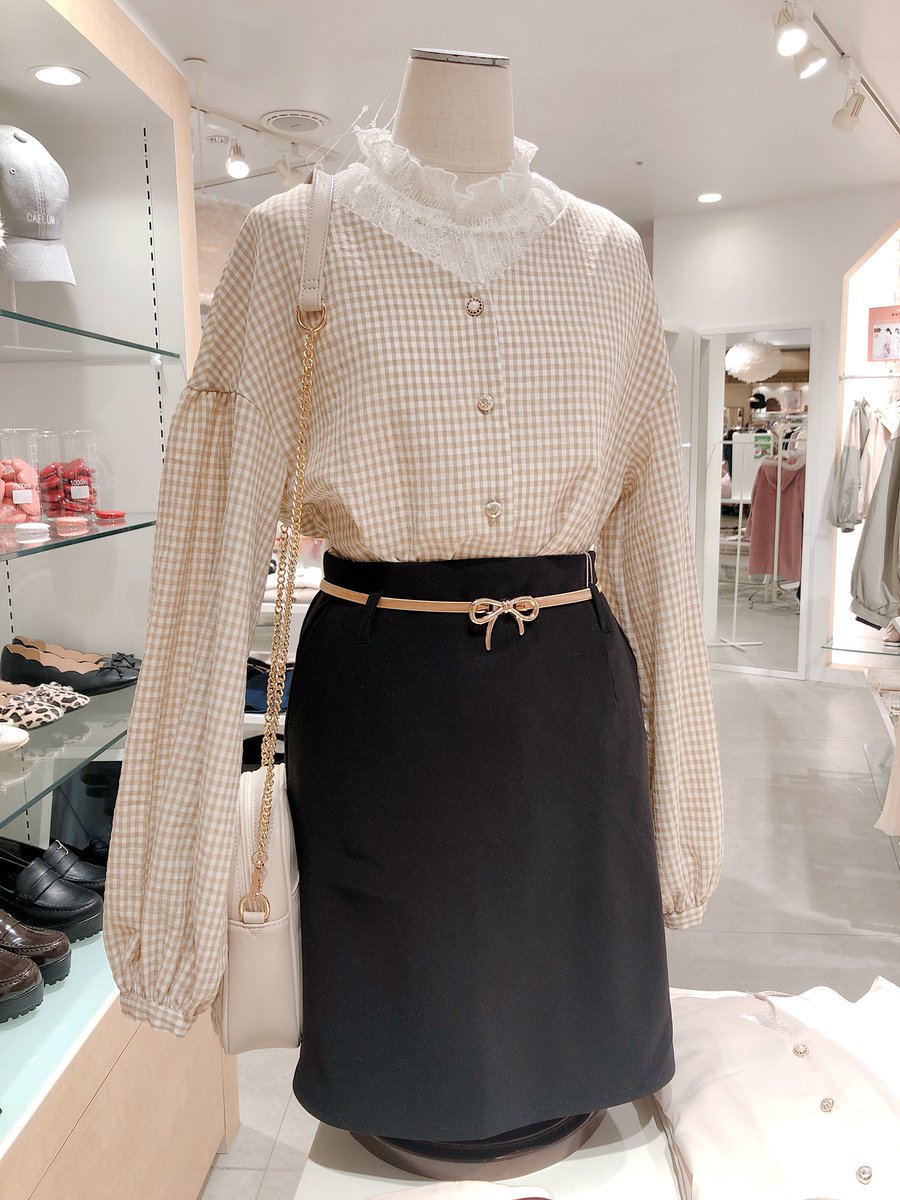 Nice Claup岡山一番街店 新作item リボンベルト付きミニスカート入荷してます 着回しのきくナイスクラップ定番の台形スカート 取り外し可能なリボンモチーフのゴールドゴムベルトがアクセントに 3 900 Tax