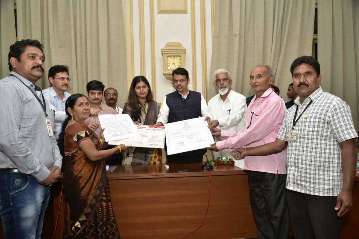 Pankajamunde's tweet photo. ग्रामविकास विभागाने घेतलेल्या निर्णयाची अंमलबजावणी सुरू करण्यात आली. राज्यात अतिक्रमणे नियमानुकुल करण्याची कार्यवाही पूर्ण झाली आहे. मालेगाव अतिक्रमणधारकांना अतिक्रमण नियमानुकुल प्रमाणपत्र प्रातिनिधिक स्वरुपात मुख्यमंत्री देवेंद्र फडणवीस यांच्या हस्ते  देण्यात आले. https://t.co/fU4Yaz9ntI