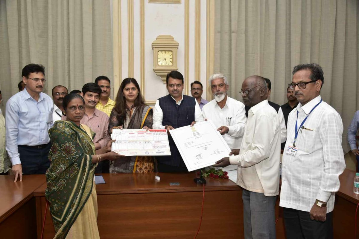 Pankajamunde's tweet photo. ग्रामविकास विभागाने घेतलेल्या निर्णयाची अंमलबजावणी सुरू करण्यात आली. राज्यात अतिक्रमणे नियमानुकुल करण्याची कार्यवाही पूर्ण झाली आहे. मालेगाव अतिक्रमणधारकांना अतिक्रमण नियमानुकुल प्रमाणपत्र प्रातिनिधिक स्वरुपात मुख्यमंत्री देवेंद्र फडणवीस यांच्या हस्ते  देण्यात आले. https://t.co/fU4Yaz9ntI
