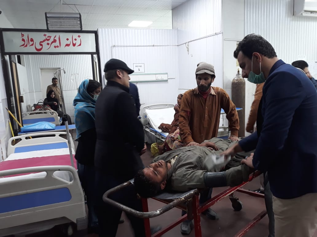 HealthSialkot's tweet photo. ممبر ڈسٹرکٹ ہیلتھ ایڈوائزری باڈی سیالکوٹ عمران بٹ صاحب کا DHQ سیالکوٹ سول ہسپتال کا اچانک دورہ،
جہاں پر مریضوں اور ہسپتال کے عملے سے ملاقات کی گئ،
اور ڈاکٹروں کو کہا گیا کہ بلاتفریق تمام مریضوں کا علاج یقینی بنایا جائے، https://t.co/DlATIePFBY